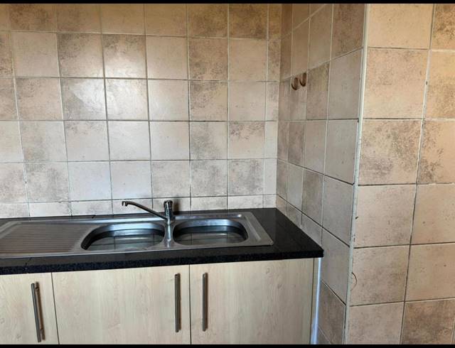 6 BEDROOM HOUSE FOR SALE IN THATCHFIELD